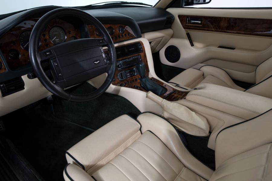 Интерьер Aston Martin V8 Coupe 1996 года  (фото 8 из 17)